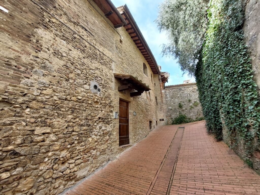 Santa Fina Chapel: An Early Renaissance Chapel in San Gimignano 2 Santa Fina Chapel
