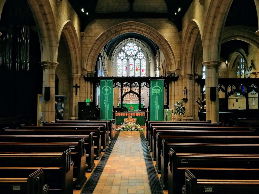 St. Nicholas Church, Chiswick: A Historic Church of England Parish Church 2 St. Nicholas Church, Chiswick