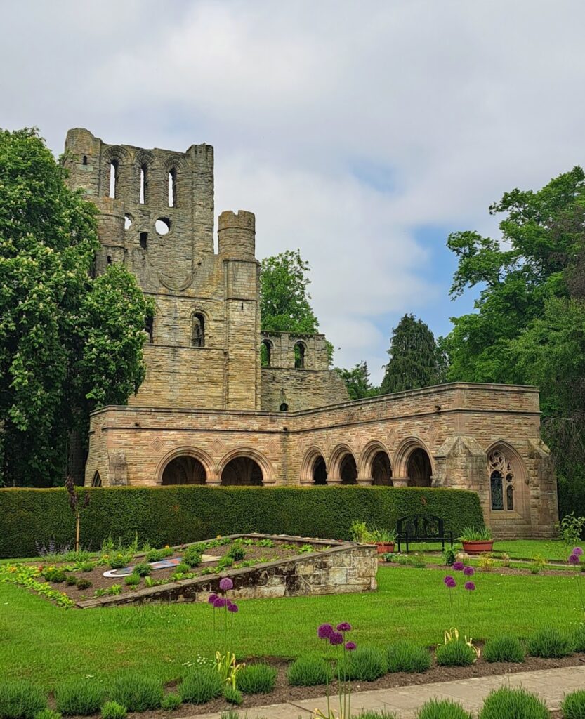 Kelso Abbey: A Medieval Tironensian Monastery in Scotland 2 Kelso Abbey