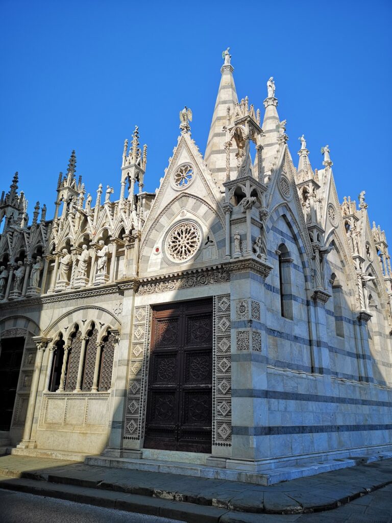Santa Maria della Spina: A Pisan Gothic Church in Pisa 4 Santa Maria della Spina