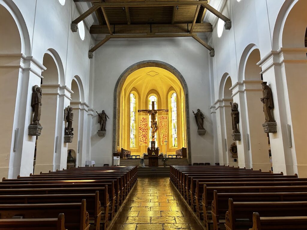 Stadtpfarrkirche, Saalfelden: A Neo-Romanesque Parish Church in Austria 1 Stadtpfarrkirche, Saalfelden
