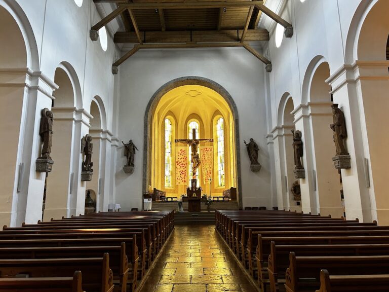 Stadtpfarrkirche, Saalfelden: A Neo-Romanesque Parish Church in Austria