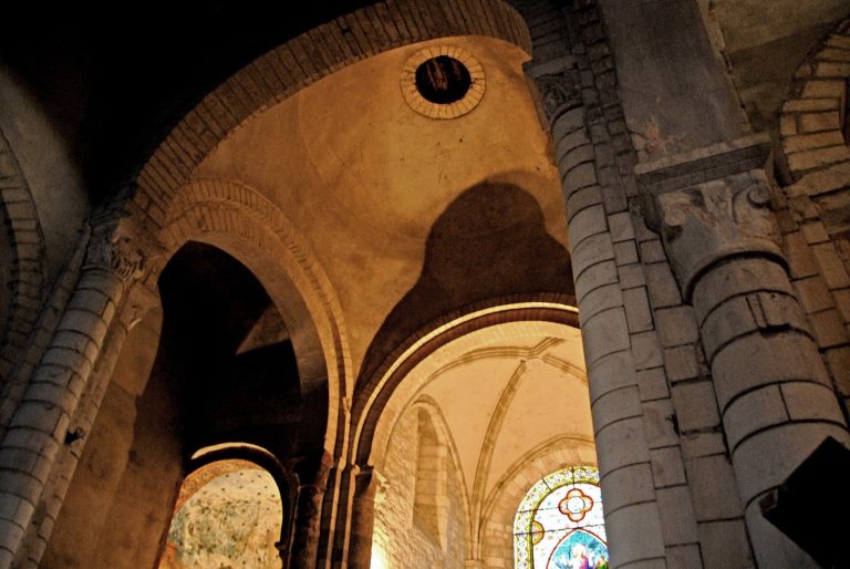 Église Saint-Pierre de Carennac: A Romanesque Priory Church in France