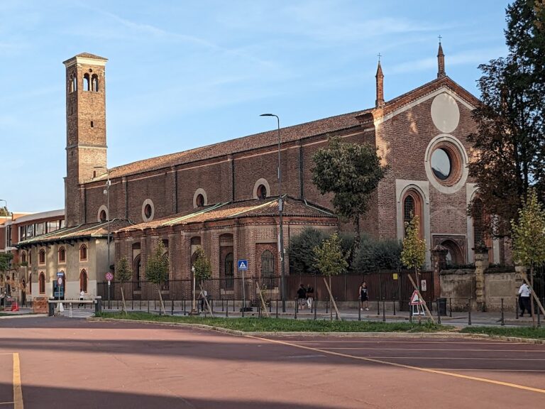 Santa Maria della Pace: A Gothic and Renaissance Chapter Church in Milan
