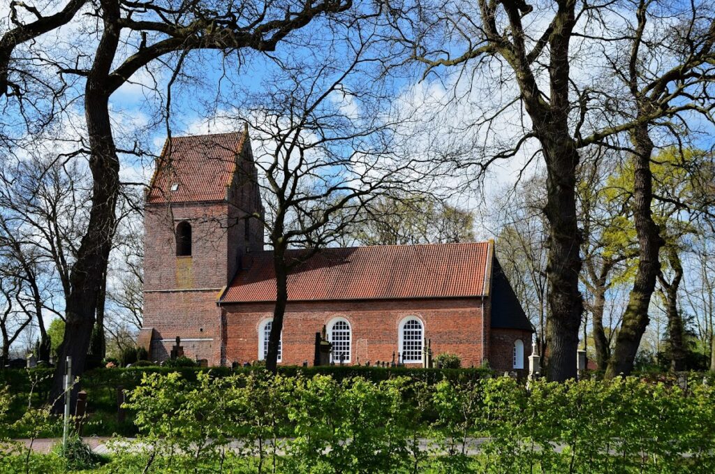 St. Laurentius und St. Vincentius in Backemoor: An Evangelical-Lutheran Church 2 St. Laurentius und St.Vincentius (Backemoor)