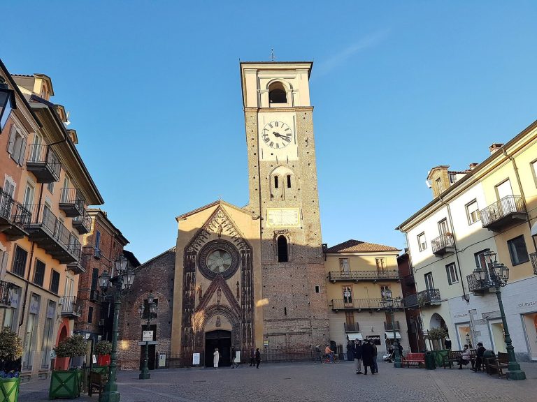 Collegiata di Santa Maria Assunta: A Collegiate Church in Chivasso, Italy