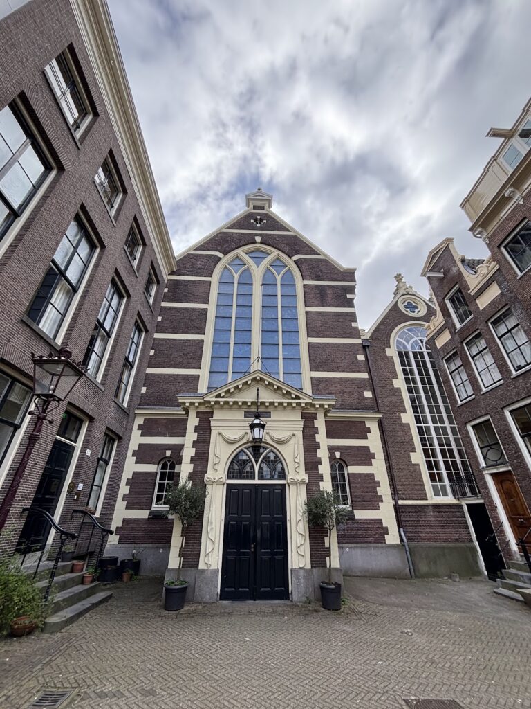 Walloon Church, Amsterdam: A French Reformed Church in a Medieval Chapel 2 Walloon Church, Amsterdam