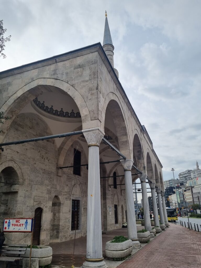 Molla Çelebi Mosque: A Sixteenth-Century Ottoman Mosque in Istanbul 2 Molla Çelebi Mosque