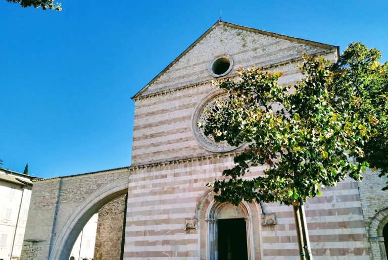 Basilica di Santa Chiara: A Gothic Basilica in Assisi, Italy