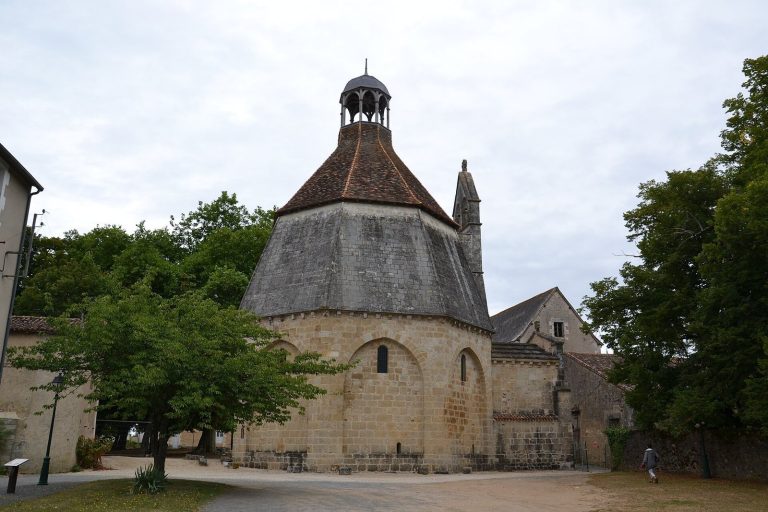 Octogone de Montmorillon: A Romanesque Cemetery Chapel in France