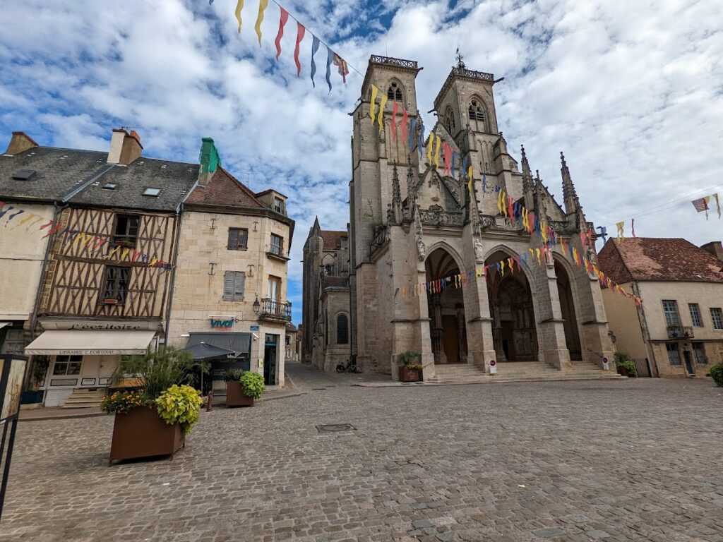Our Lady Collegiate Church in Semur-en-Auxois: A Gothic Parish Church 3 Our Lady Colegiate church in Semur-en-Auxois
