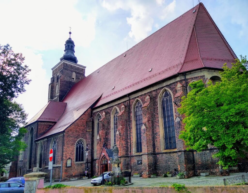 Saints Peter and Paul church in Namysłów: A Late Gothic Parish Church and Fortified Town Landmark 1 Saints Peter and Paul church in Namysłów