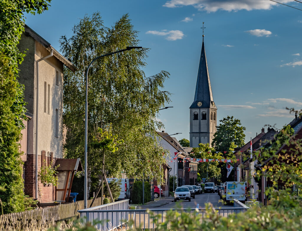 St. Aldegundis: A Romanesque and Gothic Parish Church in Germany 1 St. Aldegundis