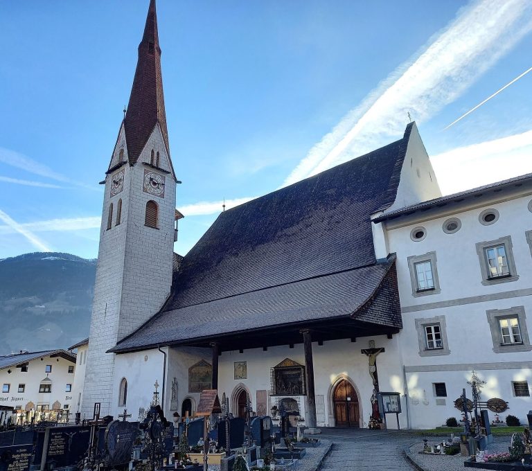 Pfarrkirche Mariä Himmelfahrt: A Gothic Parish Church in Austria