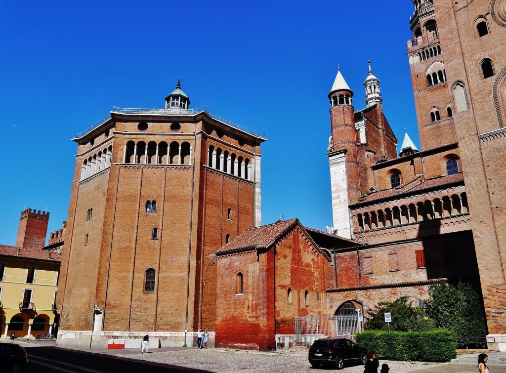 Cremona Baptistery: A Romanesque-Gothic Building for Christian Baptism 1 Cremona Baptistery