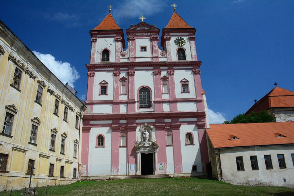 Church of the Assumption of the Virgin Mary and Saint Wenceslaus: A Baroque Church in Znojmo 1 Church of the Assumption of the Virgin Mary and Saint Wenceslaus