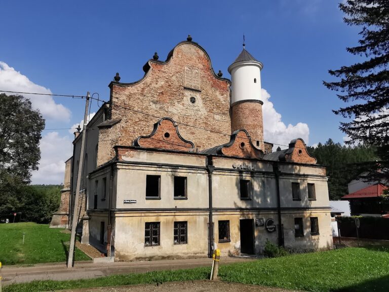 Lesko Synagogue: A Historic Jewish House of Worship in Poland