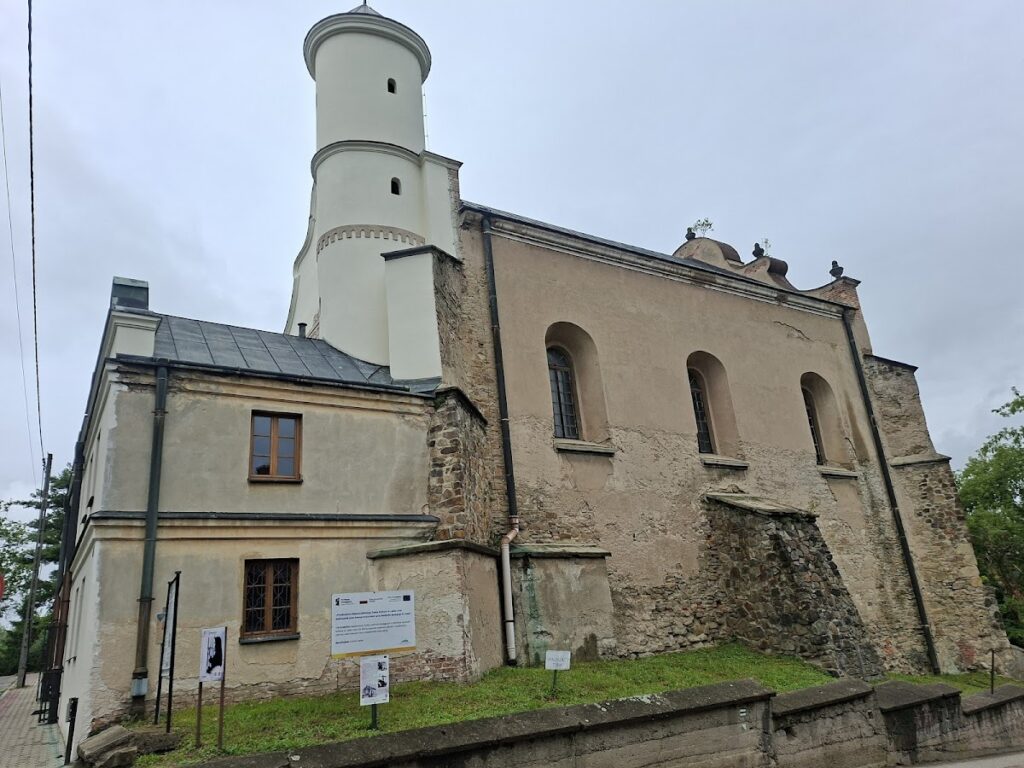 Lesko Synagogue: A Historic Jewish House of Worship in Poland 2 Lesko Synagogue