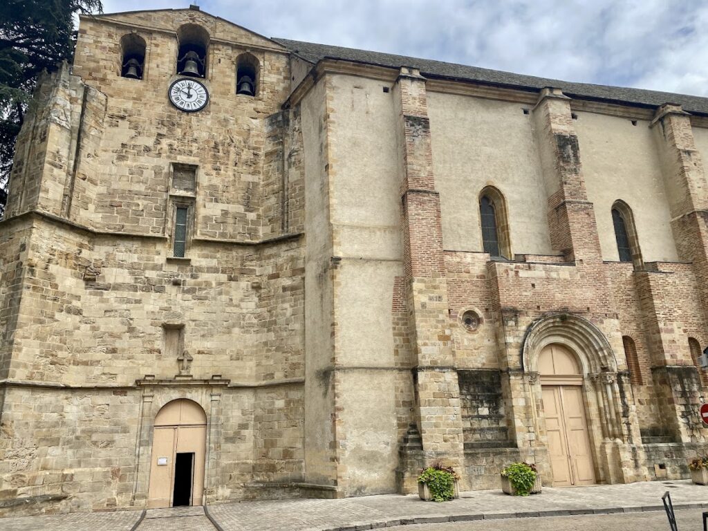 Abbatiale Saint-Volusien de Foix: A Roman Catholic Abbey Church in France 2 Abbatiale Saint-Volusien de Foix