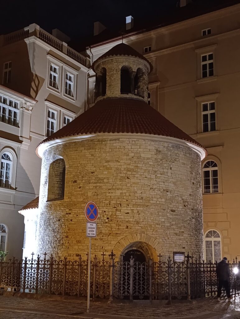 Rotunda of the Finding of the Holy Cross: A Romanesque Religious Building in Prague 3 Rotunda of the Finding of the Holy Cross