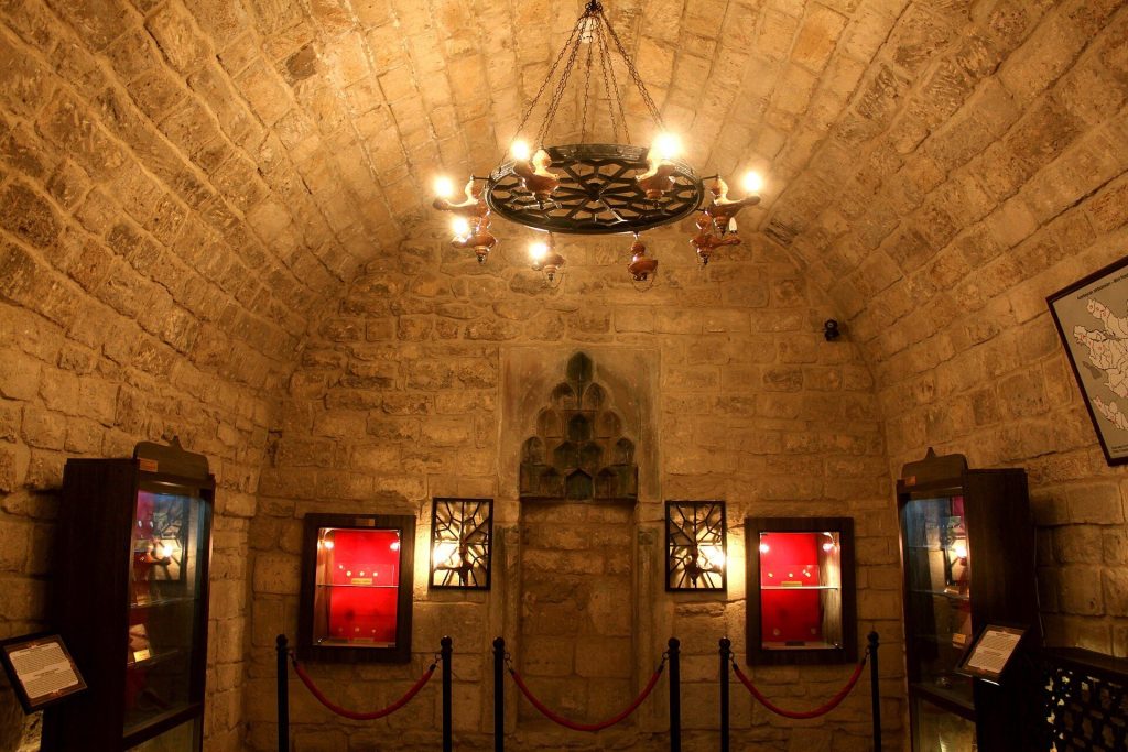 Chin Mosque: A Fourteenth-Century Mosque and Numismatic Museum in Baku 1 Chin Mosque