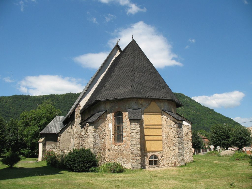 Reformed Church (Plešivec): A Gothic Church and Medieval Bubek Family Monument 2 Reformed Church (Plešivec)