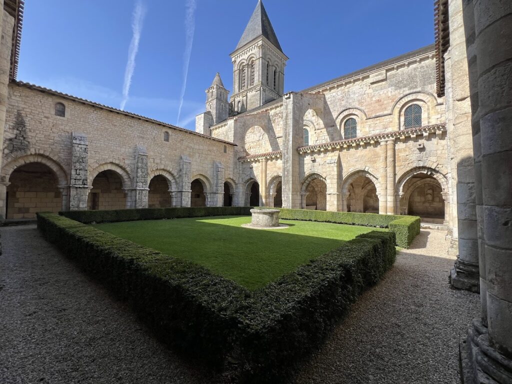 Abbaye Saint-Vincent de Nieul-sur-l'Autise: A Romanesque Abbey in France 2 Abbaye Saint-Vincent de Nieul-sur-l'Autise