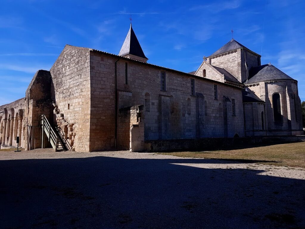Abbaye Saint-Vincent de Nieul-sur-l'Autise: A Romanesque Abbey in France 3 Abbaye Saint-Vincent de Nieul-sur-l'Autise