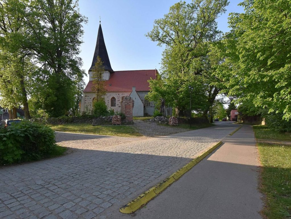 Church of the Annunciation in Łącko: A Historic Parish Church in Poland 1 Church of the Annunciation in Łącko