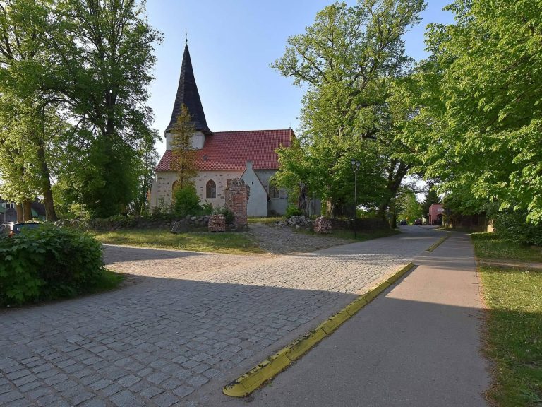 Church of the Annunciation in Łącko: A Historic Parish Church in Poland