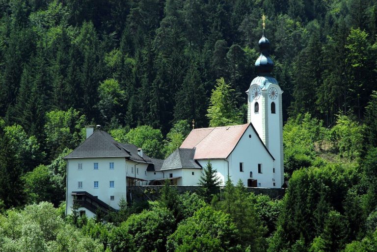 Pfarrkirche Gurnitz: A Baroque Parish Church in Austria
