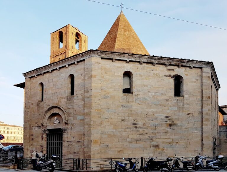 Santo Sepolcro: A Romanesque Church in Pisa