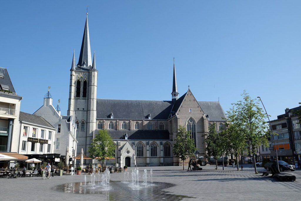 Sint-Amandskerk: Geel’s Historic Parish Church in Belgium 1 Sint-Amandskerk