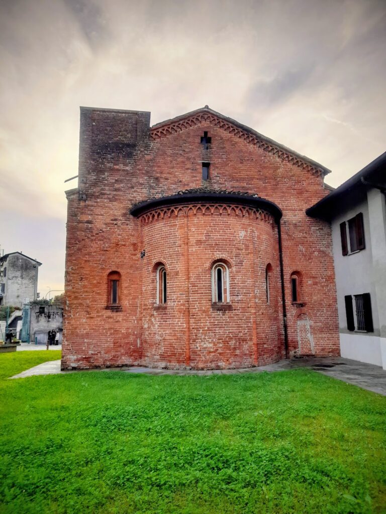 Santa Maria la Rossa Church: A Romanesque Church in Milan 2 Santa Maria la Rossa Church