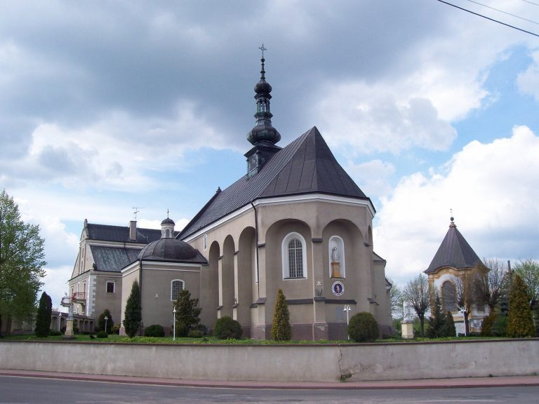 Saint Stanislaus Church in Wielgomłyny: A Gothic Parish and Marian Sanctuary