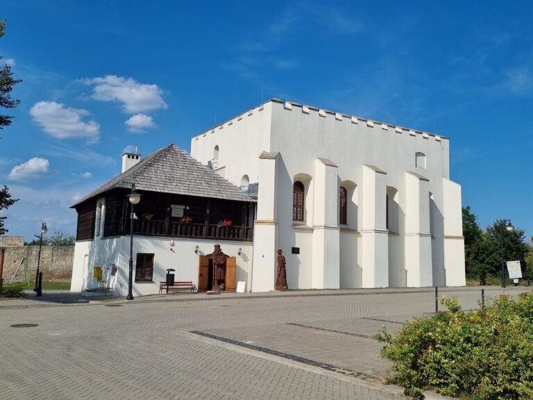 Szydłów Synagogue: A Defensive Jewish House of Worship in Poland