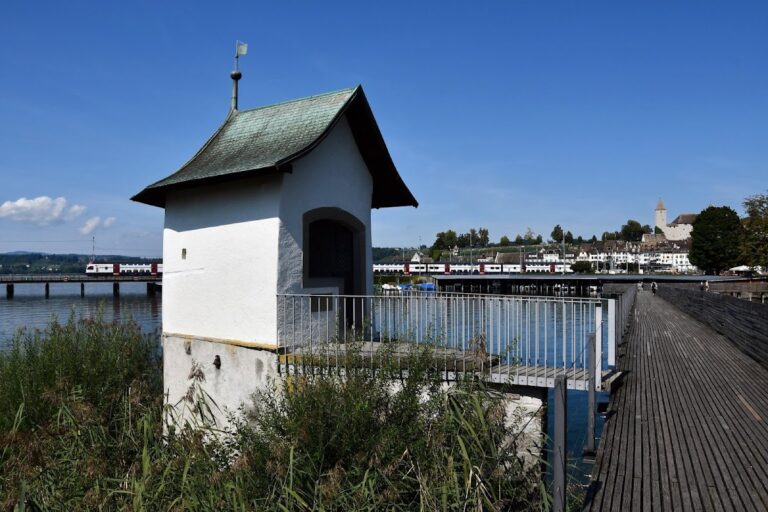 Heilig Hüsli: A Historic Pilgrimage Chapel on Lake Zürich