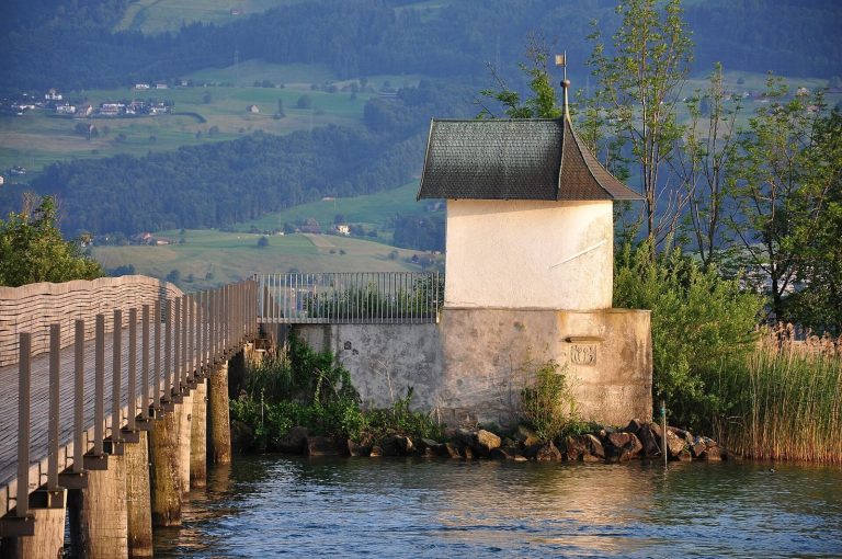 Heilig Hüsli: A Historic Pilgrimage Chapel on Lake Zürich