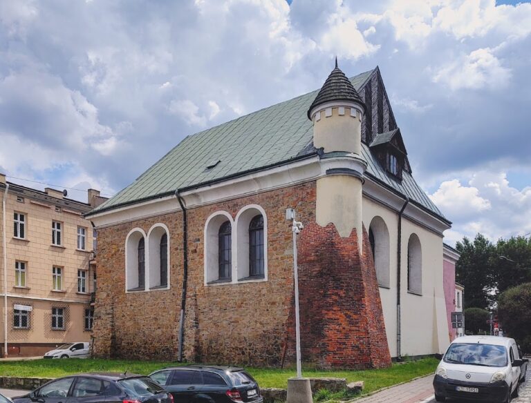 Old Town Synagogue in Rzeszów: A Renaissance Jewish Synagogue and Archive