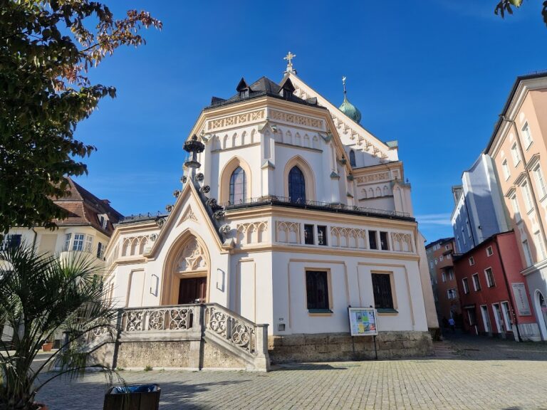Parish Church St. Nicholas, Rosenheim: A Late Gothic Catholic Parish Church