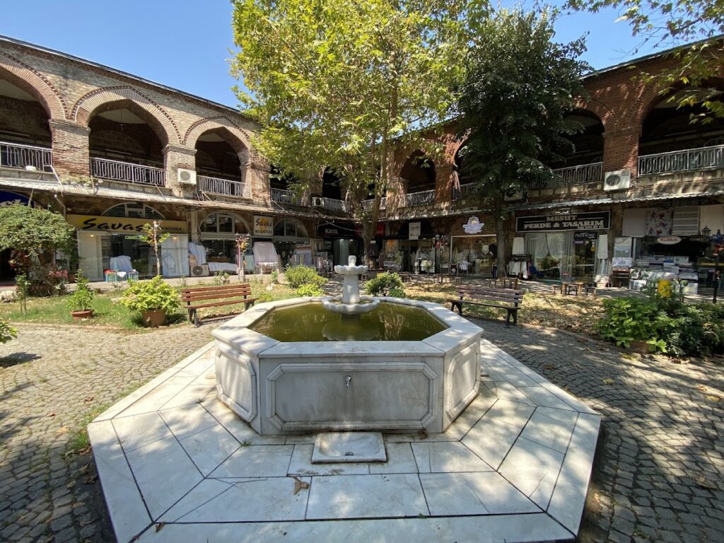 İpek Han: An Ottoman Silk Merchants’ Han in Bursa 1 İpek Han