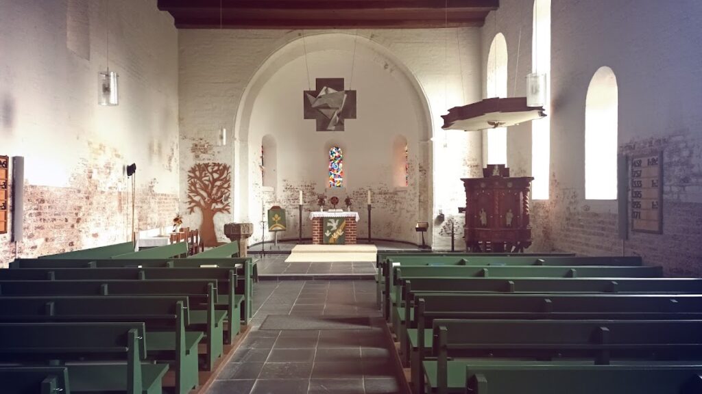 Matthäikirche (Leer-Bingum): A Romanesque Lutheran Hall Church 2 Matthäikirche (Leer-Bingum)