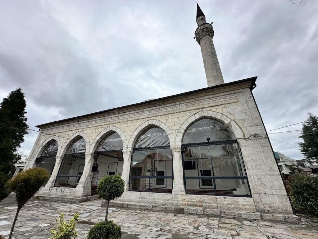 Isa Bey Mosque: An Early Ottoman Religious Complex in Skopje 2 Isa Bey Mosque