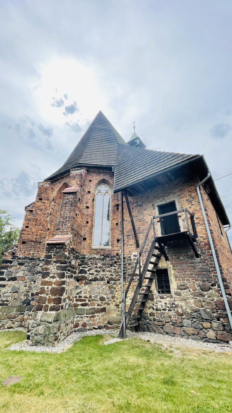 Kościół Podwyższenia Krzyża Świętego w Gaci: A Gothic Church in Poland