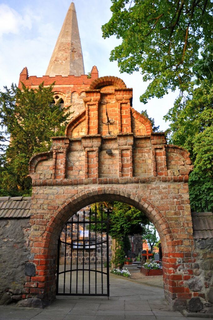 Church of Christ the King in Witnica: A Medieval Parish Church 2 Kościół Chrystusa Króla, XIII/XIV
