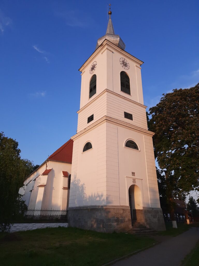 Biserica reformată din Ozun in Romania: A Reformed church and fortified parish centre