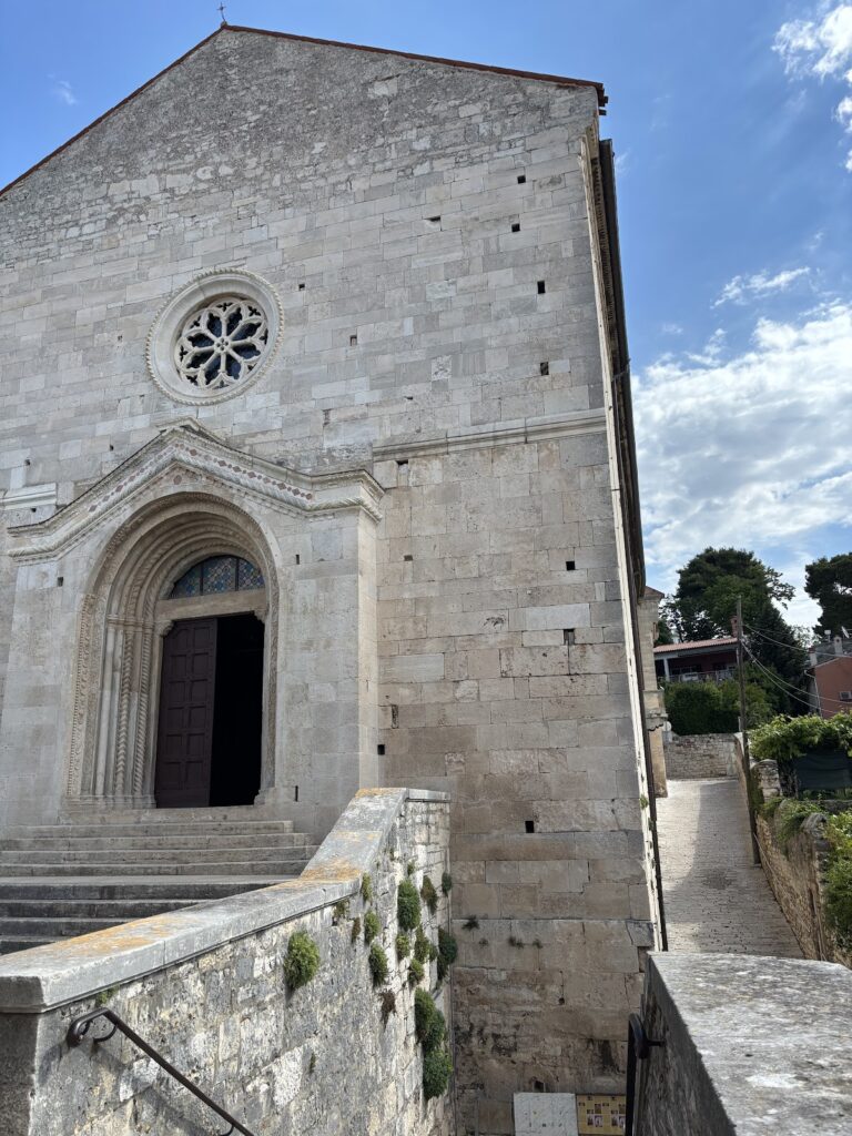 Franciscan Monastery in Pula: A Gothic Religious Complex in Croatia