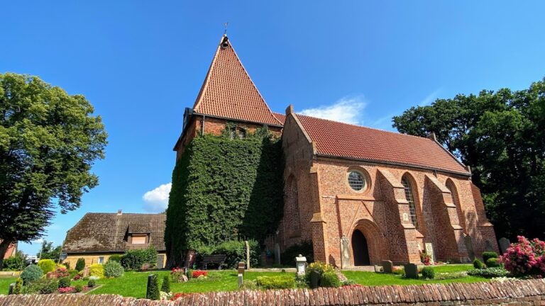 Heilig-Kreuz-Kirche: A Medieval Parish Church in Lemwerder, Germany