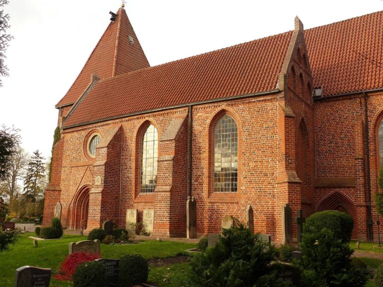 Heilig-Kreuz-Kirche: A Medieval Parish Church in Lemwerder, Germany