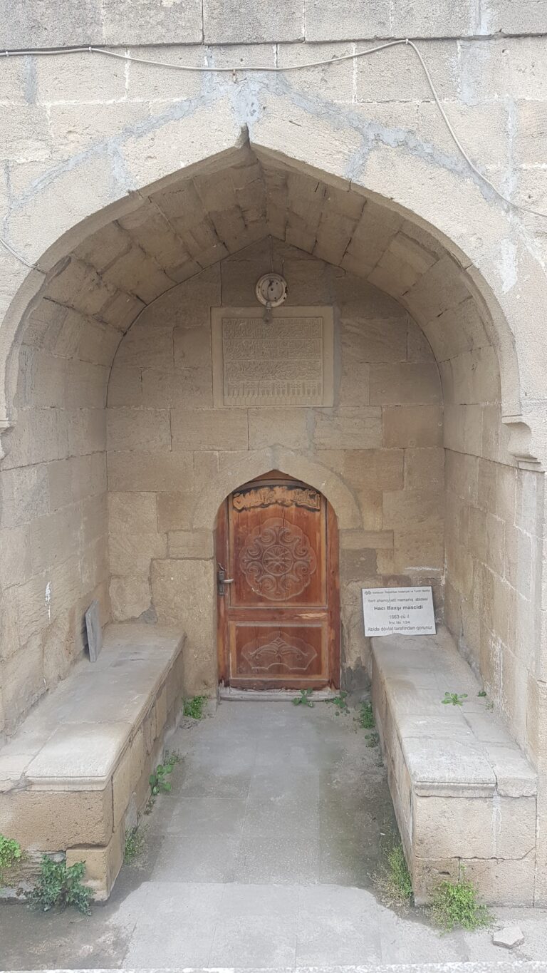 Mosque of Gadzhi Bakhshi: A Seventeenth-Century Sunni Mosque in Nardaran